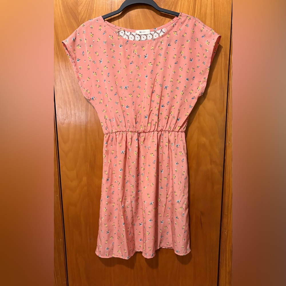 Everly Brand Coral Floral Elastic-Waist Dress Peekaboo Lace Detailed Back Size S